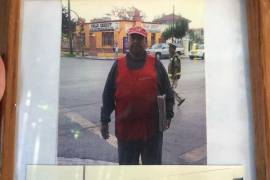 Inició como vendedor de periódicos después de dejar su trabajo como agente de tránsito tras un accidente.