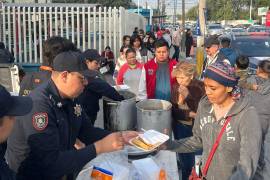 Policías de Guadalupe colocaron una mesa afuera del Hospital Materno Infantil de Alta Especialidad para entregar alimentos y convivir con familiares de pacientes en vísperas de Navidad