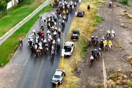 Familias y visitantes recibieron a los cabalgantes en el comienzo de las actividades de la tradicional feria parrense en su edición 2026.