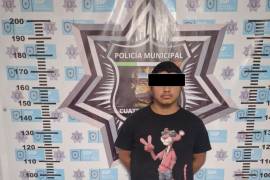 Elementos de la Policía Municipal trasladan al detenido tras asegurar varias dosis de drogas.