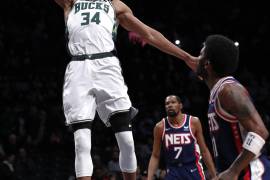 Espectacular. La estrella Giannis Antetokounmpo se encargó de sacar algunos aplausos.