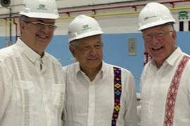 “Acompañé al presidente López Obrador durante su visita a la presa Peñitas de la CFE. Ken Salazar, Embajador de EU en nuestro país, fue el invitado especial”, escribió el canciller en la red social.