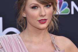 ¡Taylor Swift se descuida en los Premios Billboard y... se le ve todo!