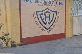 Padres de familia se manifiestan frente a la Escuela Primaria “Año de Juárez” para exigir responsabilidad de los directivos tras el incidente con arma de fuego que dejó en crisis a una estudiante.