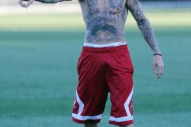 Captan a Justin Bieber mostrando su nuevo tatuaje durante partido de futbol