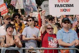 Ciudadanos de diversas edades y procedencias se movilizan de forma pacífica en espacios públicos, portando símbolos que exigen un equilibrio de poderes en el gobierno federal.