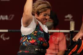 Amalia Pérez durante la competencia de sus sexto título en parapowerlifting
