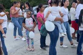 Con globos y marchando por las calles de General Cepeda, vecinos de Monse pidieron justicia por la pequeña.