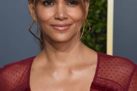 Halle Berry revela pezón en su cumpleaños