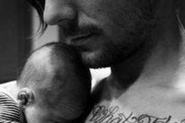 Louis Tomlinson, de 1D, presenta a su hijo en Instagram