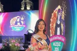 Ángela Jeyli Lerma Rodríguez recibe la corona y la banda que la acreditan como Ángela I, Reina de la Feria de Santa Rosa de Lima 2026, en Múzquiz, Coahuila.