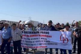 Ex obreros de AHMSA bloquearon la carretera federal 57 para exigir avances en el proceso de concurso mercantil de la empresa acerera.