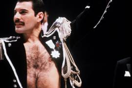 El cantante Freddie Mercury, líder del grupo británico Queen, interpreta el tema Living on my own durante uno de los conciertos en Sidney, dentro la gira mundial Tour 1985. EFE/Frazer
