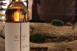 GMX Naranja 2023, un ensamble de uvas Palomino y Riesling, galardonado por su calidad excepcional.