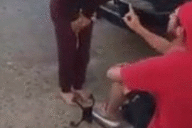 #LadyDepartamentos ataca a golpes a un joven con discapacidad que le pidió no invadir un lugar reservado, en Baja California (Video)
