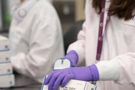 En esta imagen sin fecha, proporcionada por Grail Inc. el martes 22 de septiembre de 2026, aparece un empleado analizando una prueba Galleri para la detección del cáncer.