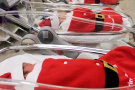 El costalito simula el tradicional traje rojo con blanco de Santa Claus y hasta portan un gorro, además de que se agregó la leyenda “Mi primera Navidad”.