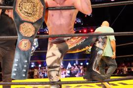 Tras varias intervenciones en medio del ring, Kenny Omega supo superar las adversidades para retener su título.
