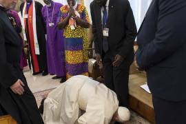 En Inédito retiro espiritual en el Vaticano el papa Francisco besa los pies al presidente y a jefe rebelde de Sudan del Sur