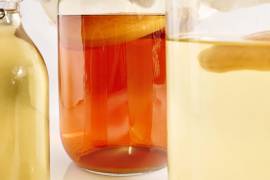 La kombucha es naturalmente baja en azúcar, pero algunos fabricantes añaden más azúcar.