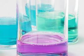 Aunque los enjuagues bucales cosméticos y terapéuticos son comunes en la rutina diaria, los especialistas recomiendan no abusar de los antisépticos para no alterar la flora bacteriana de la boca.