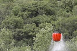 Debido al difícil acceso a la zona, las maniobras para apagar el fuego del incendio forestal se realizaron de forma aérea