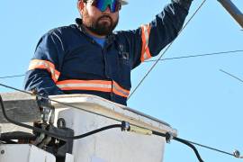 Personal municipal instala luminarias en accesos estratégicos de la ciudad.