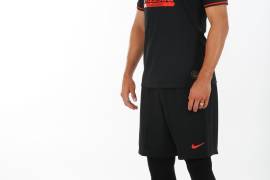 Héctor Herrera funge de modelo para mostrar el nuevo uniforme del Atlético de Madrid