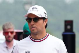 Sergio Pérez dañó el alerón delantero de su Cadillac tras impactarse contra el muro de Marina Bay y quedó relegado al lugar 20 de la clasificación Sprint.