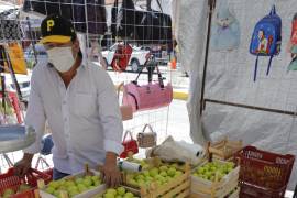 Afectación. Manuel Ayala, comerciante y productor, vende manzana refrigerada.