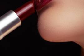 Más allá del acabado o la intensidad, el subtono del labial puede hacer que los dientes se vean más blancos.