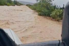 Personal de SIMAS Monclova-Frontera realizó trabajos de reparación en la zona Pozuelos-Viborillas, donde las precipitaciones y el difícil acceso complicaron las labores para restablecer el servicio.