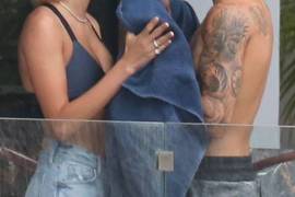 Justin Bieber y Hailey Baldwin se besan durante paseo romántico