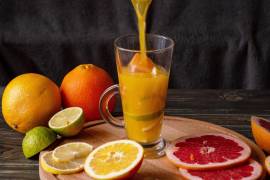El jugo de naranja es conocido por proporcionar vitamina C.