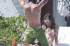 Captan a Heidi Klum en topless junto a su novio en playa mexicana