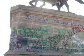 Las manifestantes graffitearon los monumentos localizados en la Explanada de los Héroes de la Macroplaza