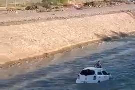 El automóvil fue arrastrado varios metros por la fuerte corriente del canal.