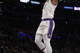 Kyle Kuzma y LeBron James le dan la victoria a los Lakers sobre los Suns