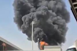Esta imagen, tomada de un video obtenido y verificado por AP, muestra una densa columna de humo negro y llamas que se elevan de un incendio en el Aeropuerto Internacional Rey Khalid de Riad, Arabia Saudita.