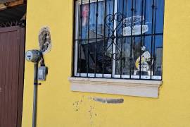 Cuerpos de emergencia acudieron a un domicilio del fraccionamiento San Alberto, donde una niña quedó atrapada en una ventana y requirió atención de paramédicos.