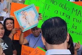 Familiares de Ema, fallecida en julio pasado en un accidente automovilístico, abordaron este martes al gobernador Manolo Jiménez durante su visita a Ciudad Acuña, a quien pidieron su intervención y justica.