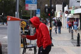 Los parquímetros inteligentes instalados en el Centro Histórico de Saltillo buscan mejorar la movilidad, pero los usuarios reportan problemas con la aplicación.