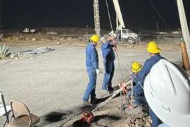 Personal técnico concluyó durante la madrugada los trabajos de restauración de una estructura de transmisión de energía que resultó afectada tras el impacto de un tractocamión en Ramos Arizpe.