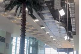 Los plafones de una sección del techo del Aeropuerto Internacional Felipe Ángeles (AIFA) se desplomaron ayer sobre el pasillo principal.