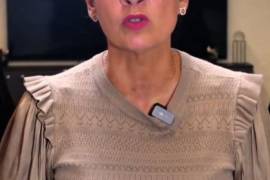Sonia Villarreal manifiesta su molestia luego de que el alcalde Jacobo Rodríguez le dijera: “Rapidito, rapidito”, mientras tronaba los dedos.