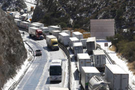 Miles varados en carretera Saltillo-Monterrey… y la autopista hace su agosto