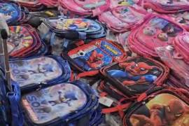 Este sábado después de la 13:00 horas, “Los Insufribles” llevarán sonrisas a niños que aún no tienen sus mochilas, para iniciar clases en este próximo ciclo escolar.