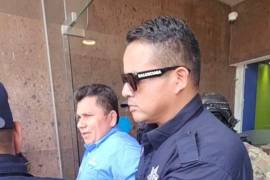 Lorenzo Menera Sierra es desalojado por la Policía Municipal. El exfuncionario se resistía a reconocer la separación de su cargo y se mantenía atrincherado, situación que complicó la operatividad del organismo.