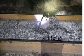 A diferencia del vandalismo al tren, donde el daño puede circunscribirse a una unidad, las agresiones a la vía repercuten en troncales completas y multiplican los costos.
