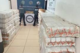 Agentes hallaron en tractocamión 60 costales con recipientes de plástico con metanfetamina.